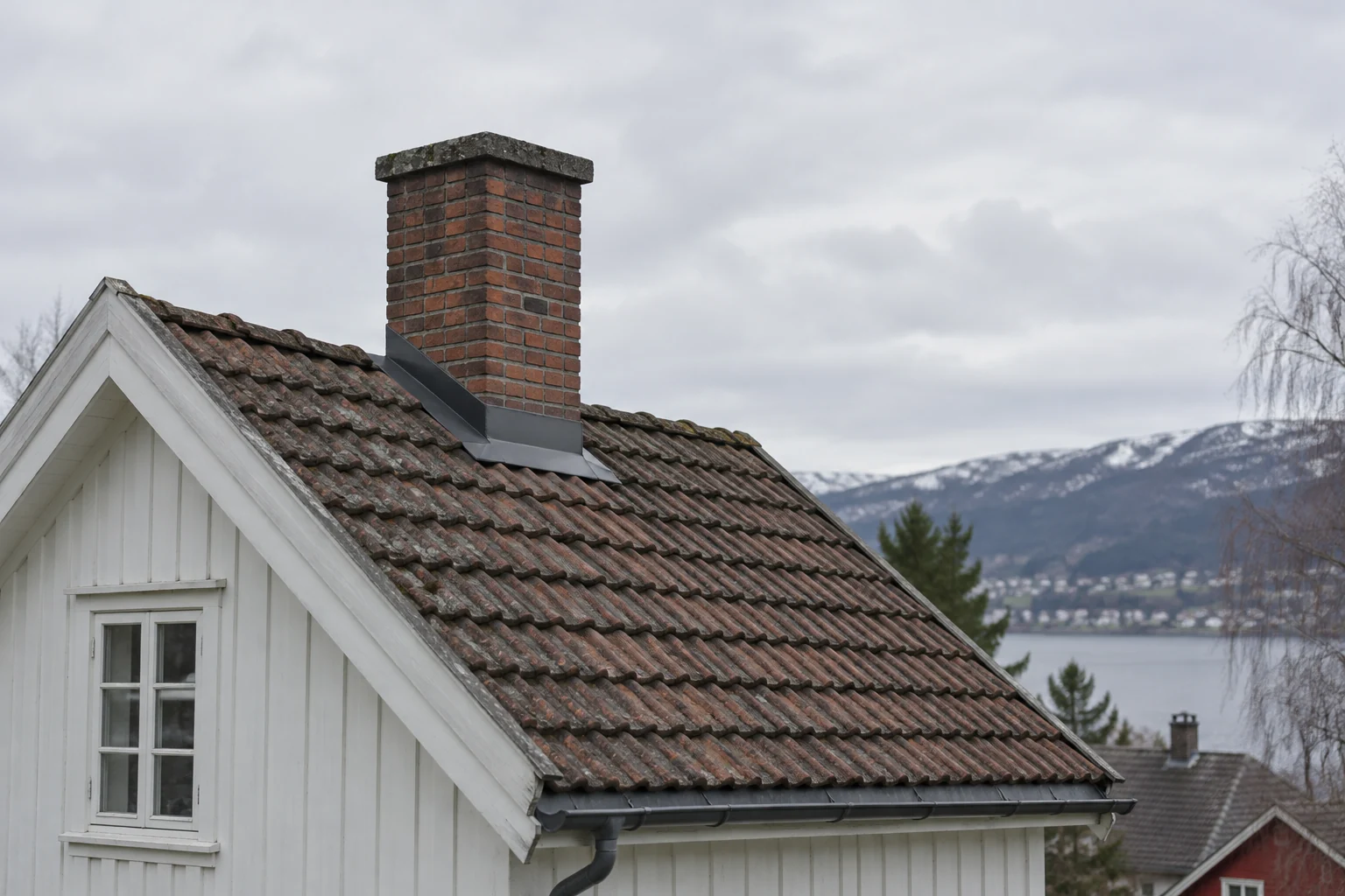 Murpipe på taket av trehus